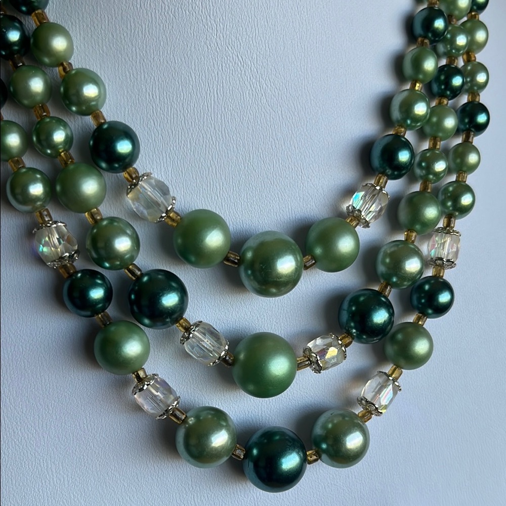 Lustrous Green Multi-Strand Necklace, Japan - Picture 4 of 11